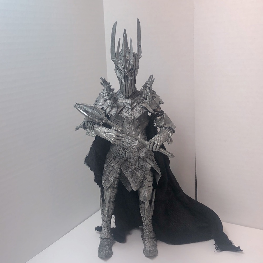 Lord of the rings rare action figure The dark lord Sauron with light and sound